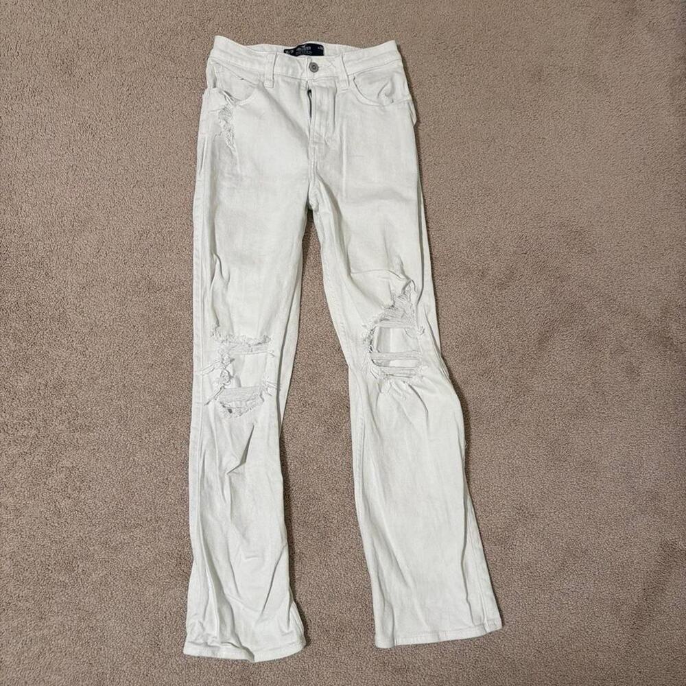 White distressed jeans with ripped